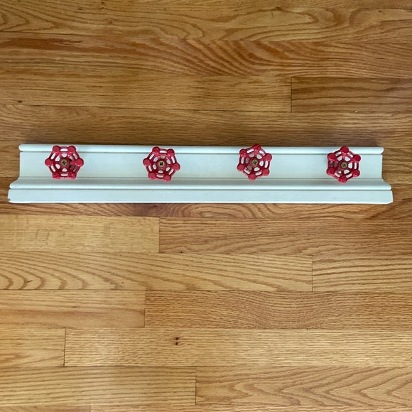 Clever Hanger from Plumbing Supplies. - Picture 3 of 13